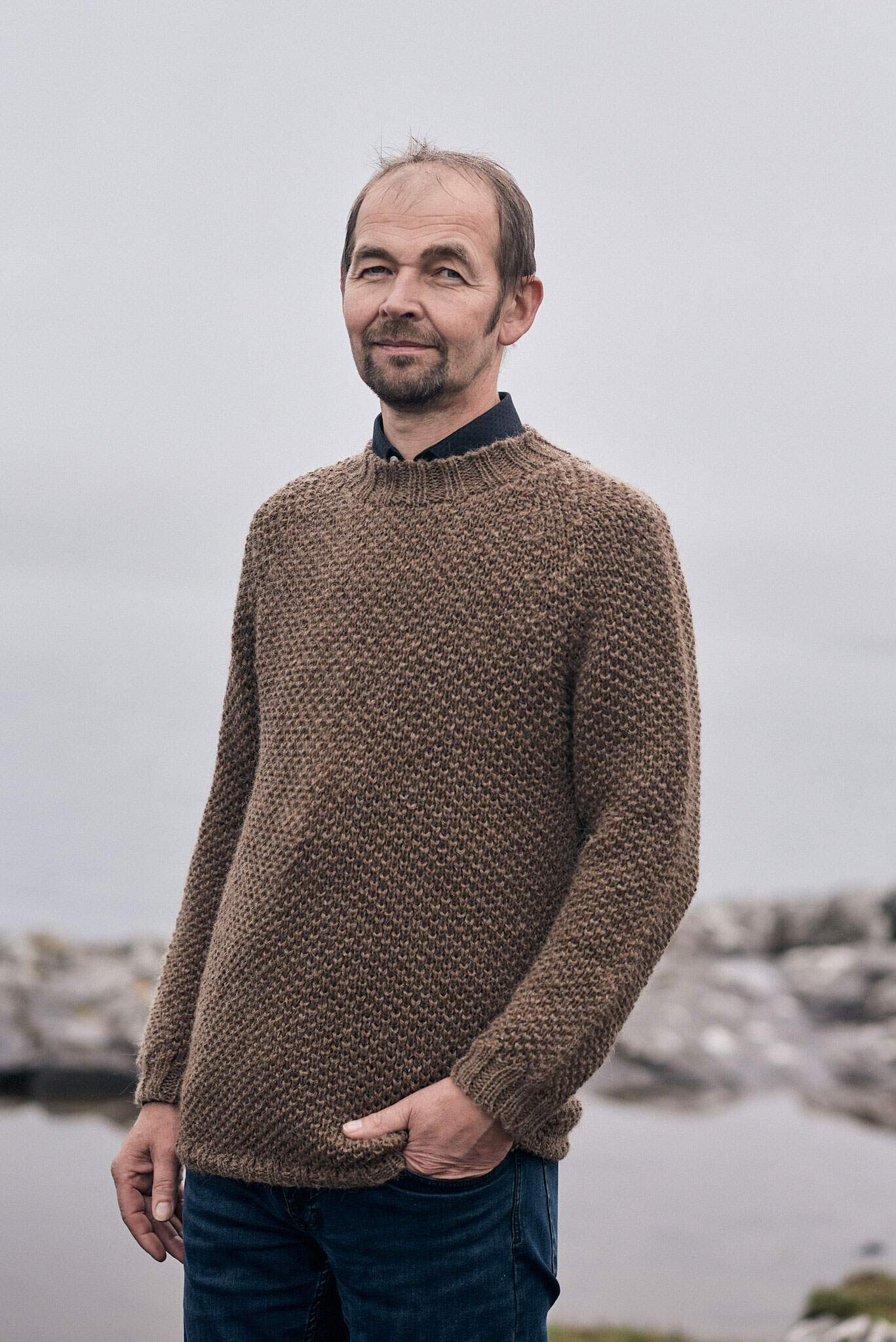 Färöer Wollpullover Anfinn braun mit traditionellem Muster